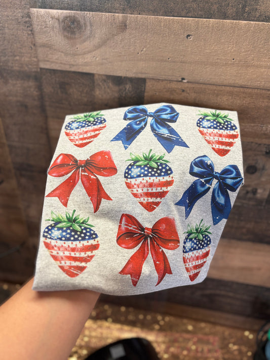 LARGE STRAWBERRY BOW TEE